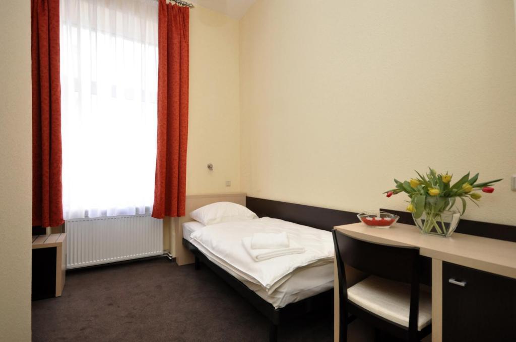 Single Room,710349862:JPEG
